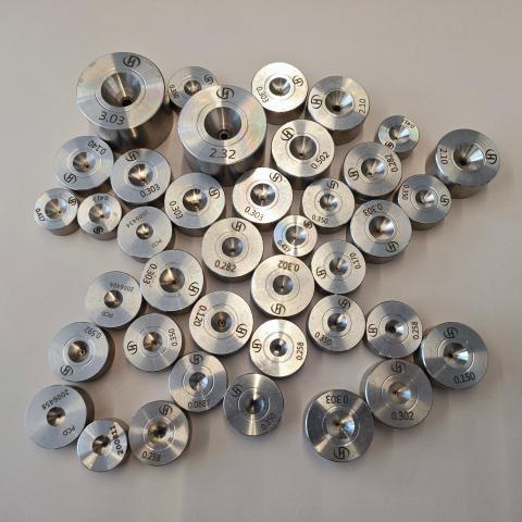 Wie reinigt man speziell geformte Drahtziehmatrizen, damit sie immer funktionsfähig bleiben?