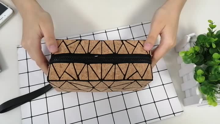 Bolsa de mão em cortiça noctilucente com desenho geométrico personalizado