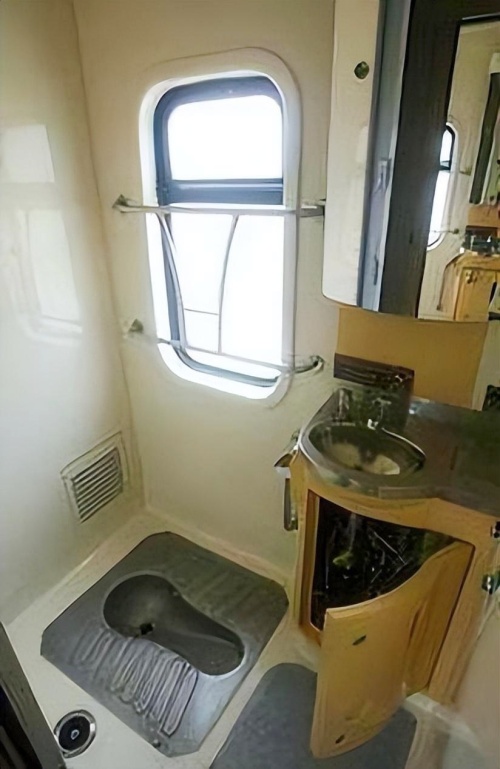 Vakuum-Hockerpfanne zur Verwendung in Toiletten von Schiffen