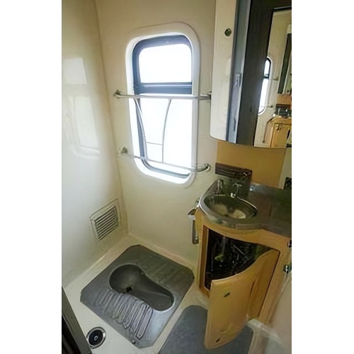 Vakuum-Hockerpfanne zur Verwendung in Toiletten von Schiffen