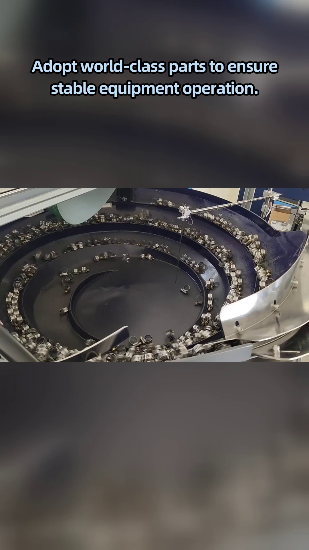 Sistem modular de alimentare flexibil, combinat cu o cameră de vedere și unități de robot industrial