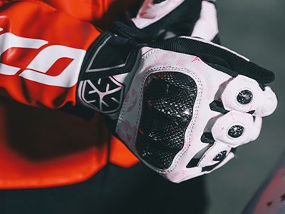 MC230 - Los Guantes de Fibra de Carbono Consisten en Protección, Ventilación y Confort