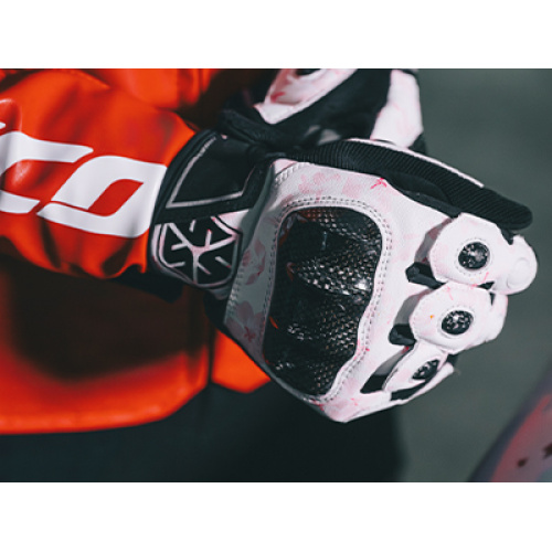 MC230 - As Luvas de Fibra de Carbono Consistem em Proteção, Ventilação e Conforto