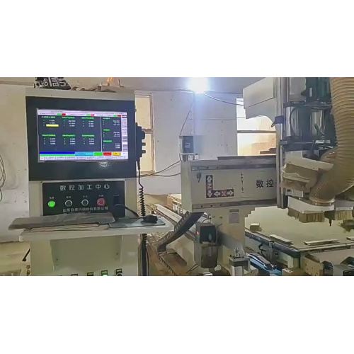 Holztür-Schnitzvitrine mit Muster