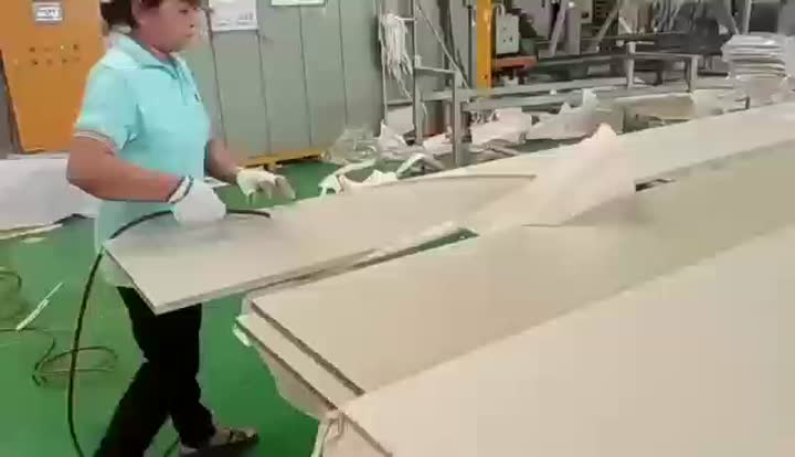 Ligne de production d&#39;effet bois pour panneaux de meubles