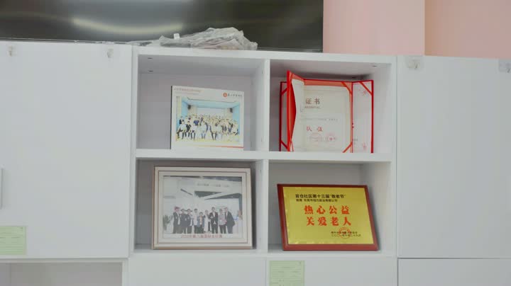 white paper shopping bags