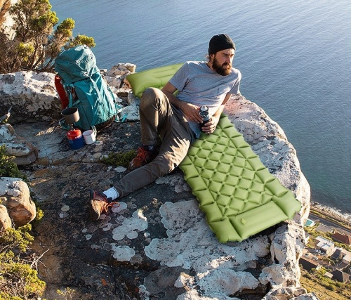 Was sind die Funktionen des aufblasbaren Schlafpads?