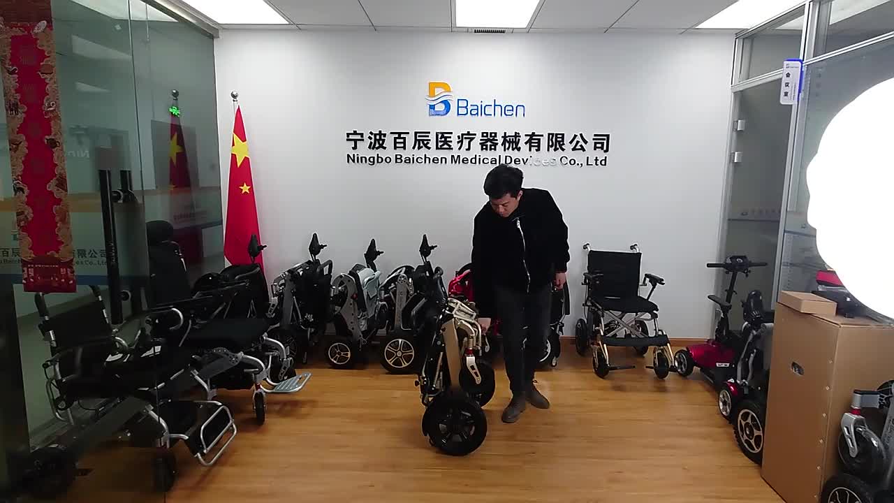 Persediaan Terapi Rehabilitasi Aluminium Roda Kursi Roda Didorong China Portabel Electric Wheelchair1