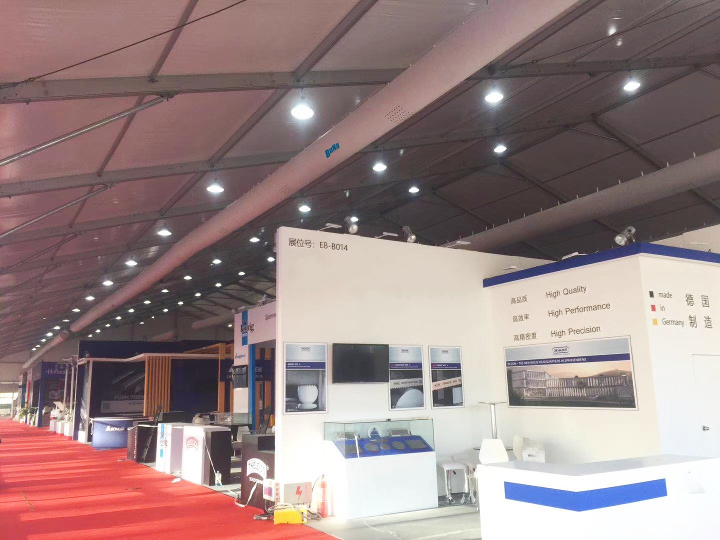 What are the advantages of cloth duct used in temporary venues?