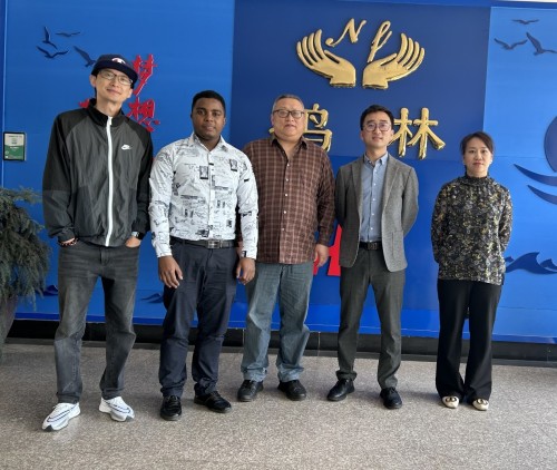 নিংবো অরিজিনাল টিম দর্শন ও পড়াশোনা করতে নিংবো হেলিন মেশিনারি কোং, লিমিটেডে গিয়েছিল