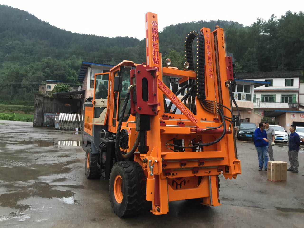 Road guardrail installation machine, drilling / pile driver