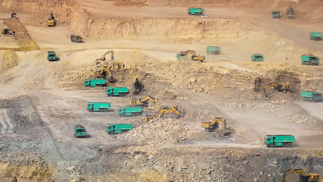 350 unités xcmg Nouveaux camions à benne de méthanol d'énergie sont entrés dans la mine