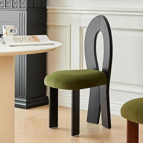 Bengbu Liangjia Furniture lança nova linha de cadeiras de jantar artísticas modernas, mesclando design minimalista com conforto
