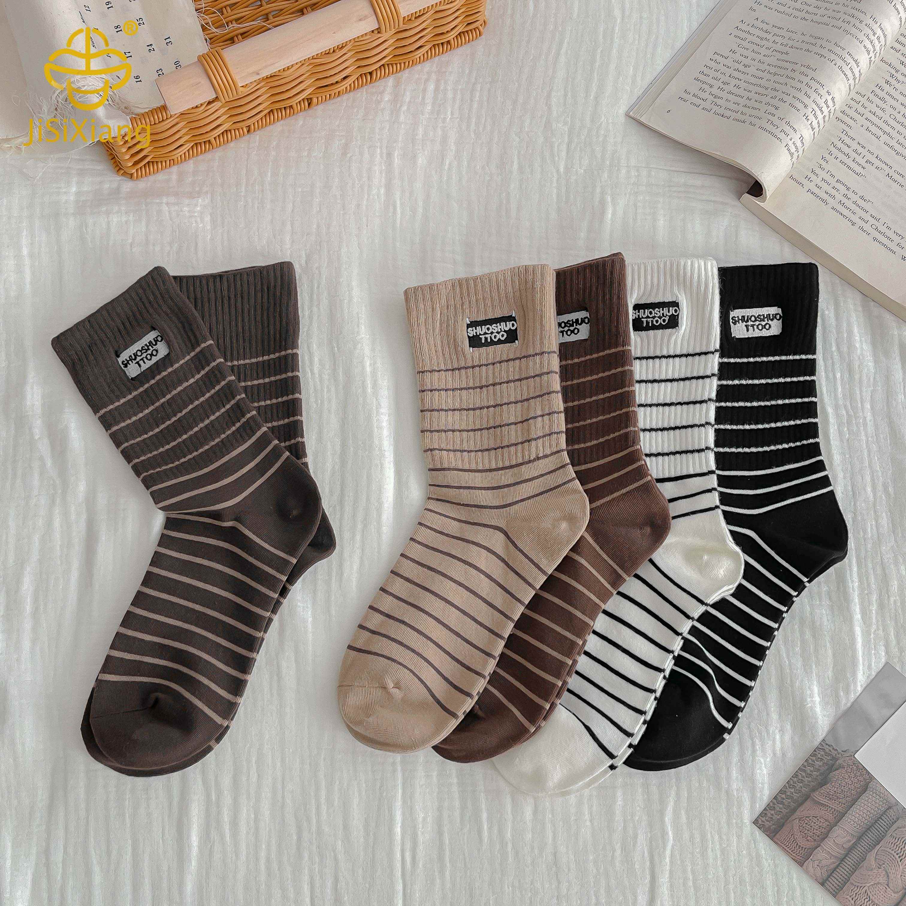 한국 줄무늬 편지 자수, 중간 튜브 양말, 대학 스타일