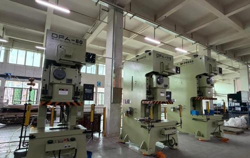 Meiding Industrial expande fabricação automatizada de chapas metálicas com estampagem avançada, corte a laser e linha de soldagem robótica