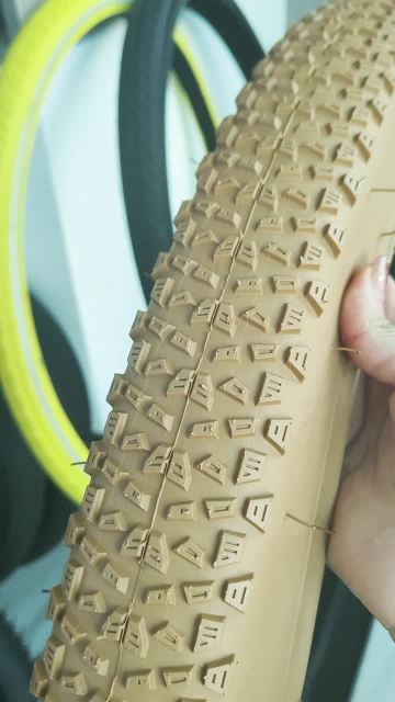 City bicycle tyre 3