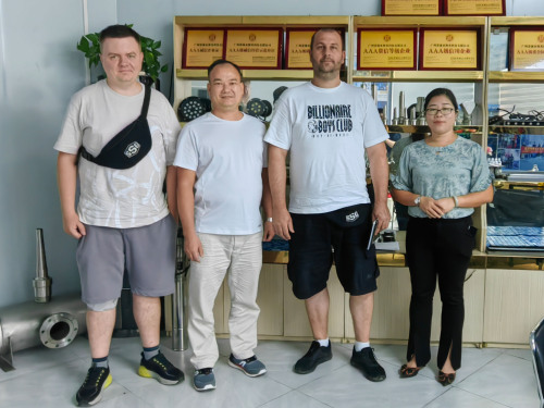 Empresa de fonte de água orvalhada dá as boas-vindas. Visitantes da Bielorrússia chegaram