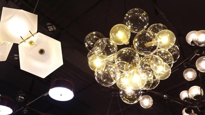 Plusieurs boules de verre combinées lustre