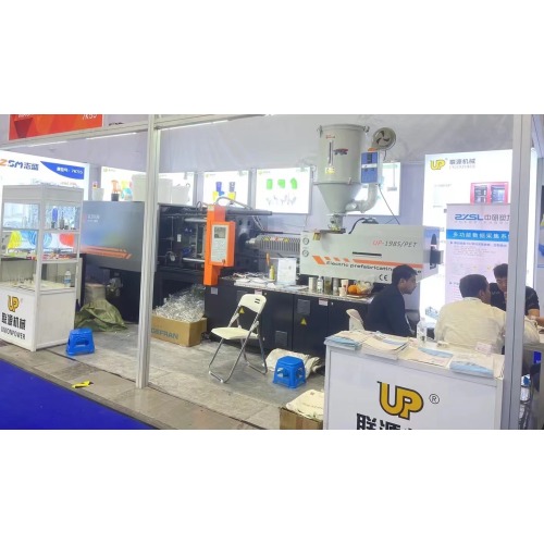 test pet injection molding machine in exhibtion 