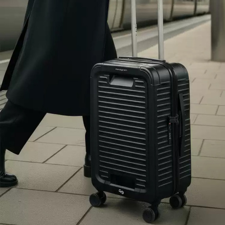 حقيبة أمتعة وحقيبة ظهر أنيقة للسفر إلى محطة القطار