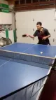 Máquina de tenis de mesa jugando a la máquina robot