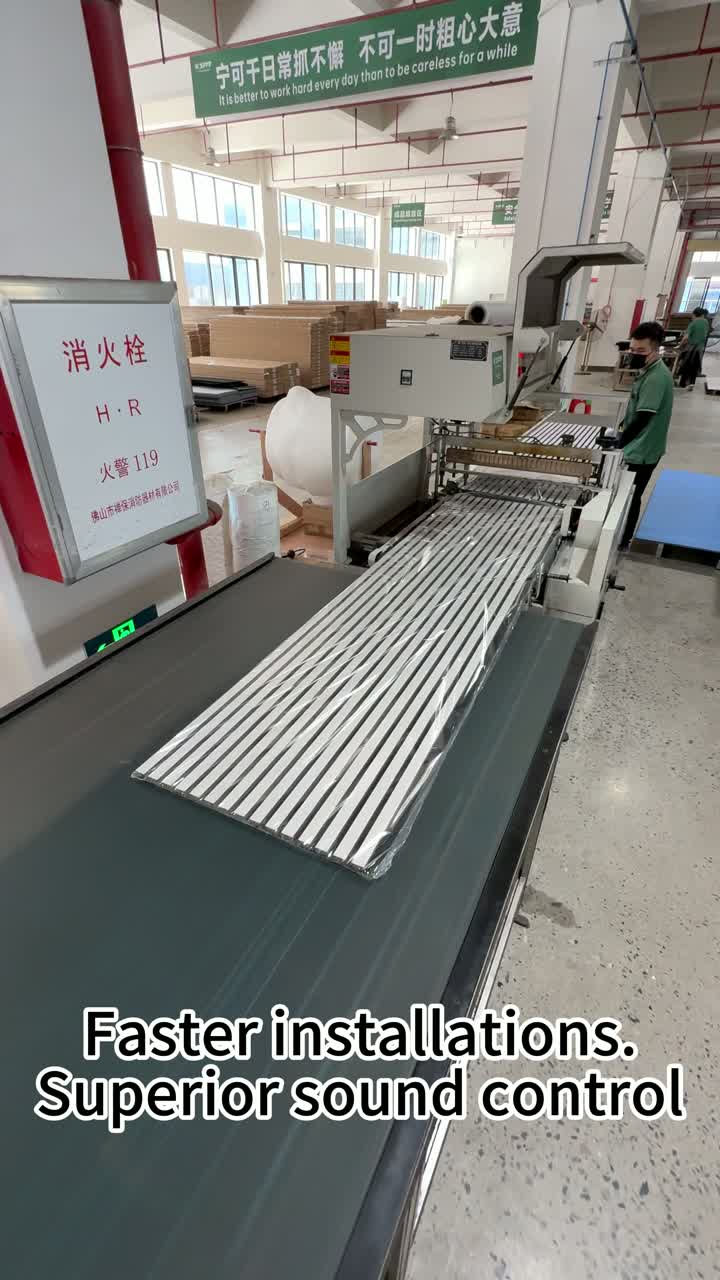 O painel acústico de ripas de madeira TianGe combina estética natural com excelente absorção sonora. Fabricado em MDF premium e folheado de carvalho, reduz o ruído e aumenta o calor interior. Ideal