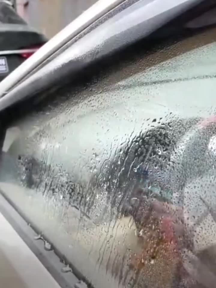 Regntät film för bilens bakspegel
