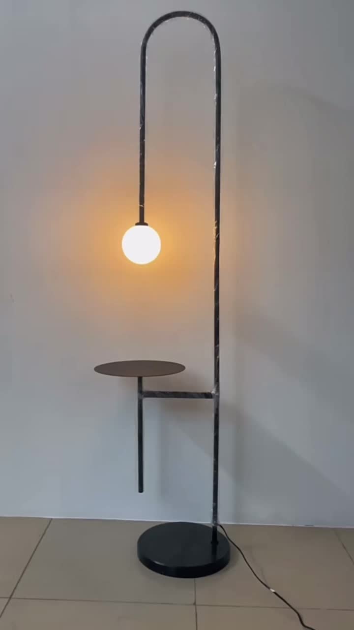 G9 -Glühbirnenschwarz -Stehlampe mit einem Tisch