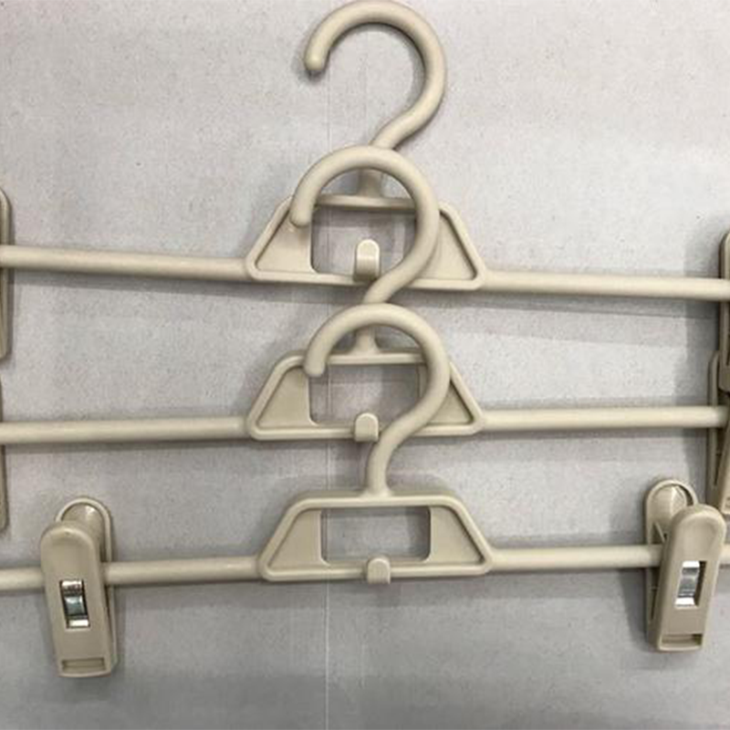 Máquina manual de producción de perchas de plástico.