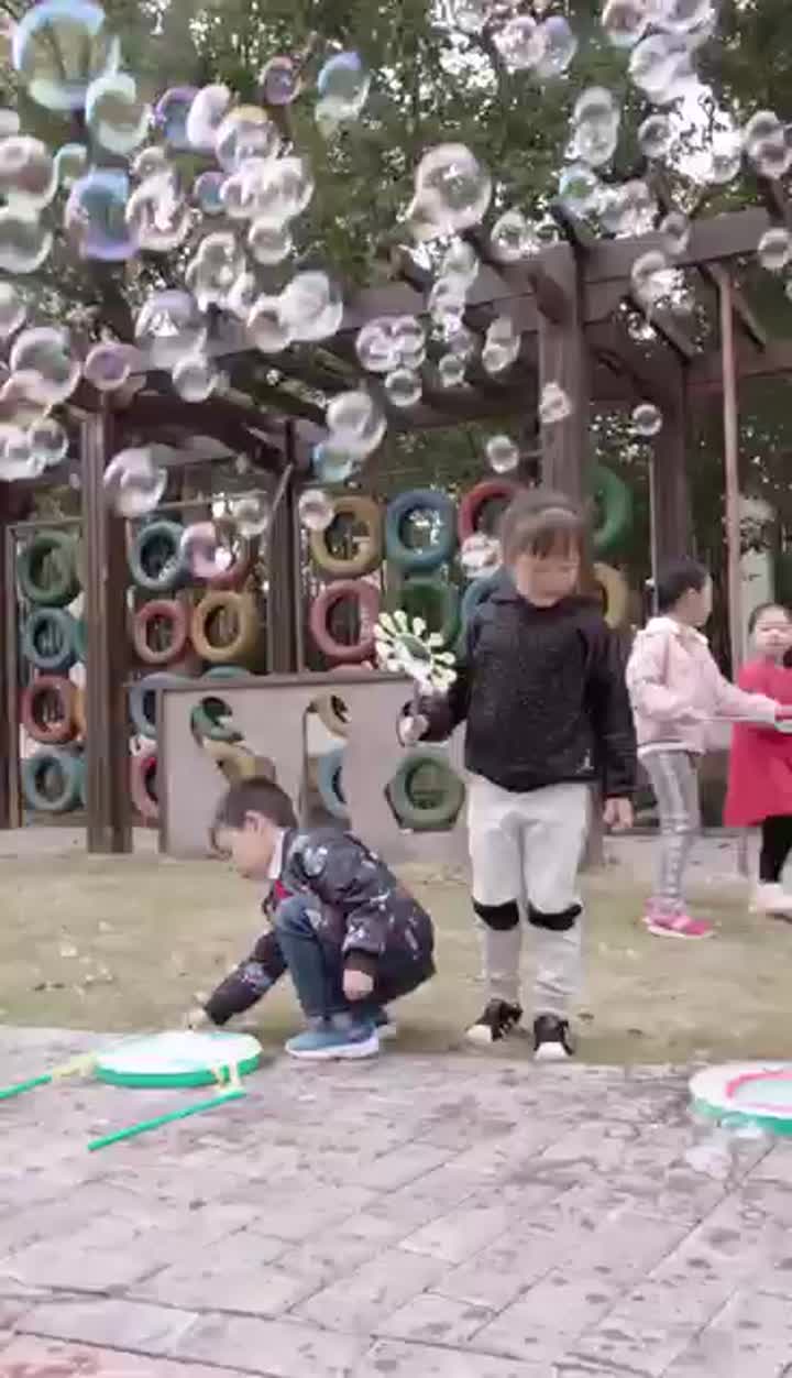 Giant bubble set video