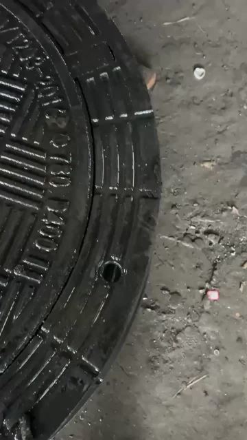 Anti-settlement manhole cover