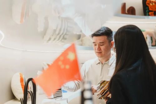 El Sr. Deng, fundador de Famous Homeliving, habla sobre el futuro de la marca y la tendencia de desarrollo de la industria de muebles de Dongguan