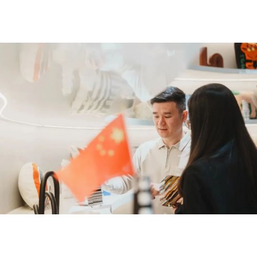 El Sr. Deng, fundador de Famous Homeliving, habla sobre el futuro de la marca y la tendencia de desarrollo de la industria de muebles de Dongguan