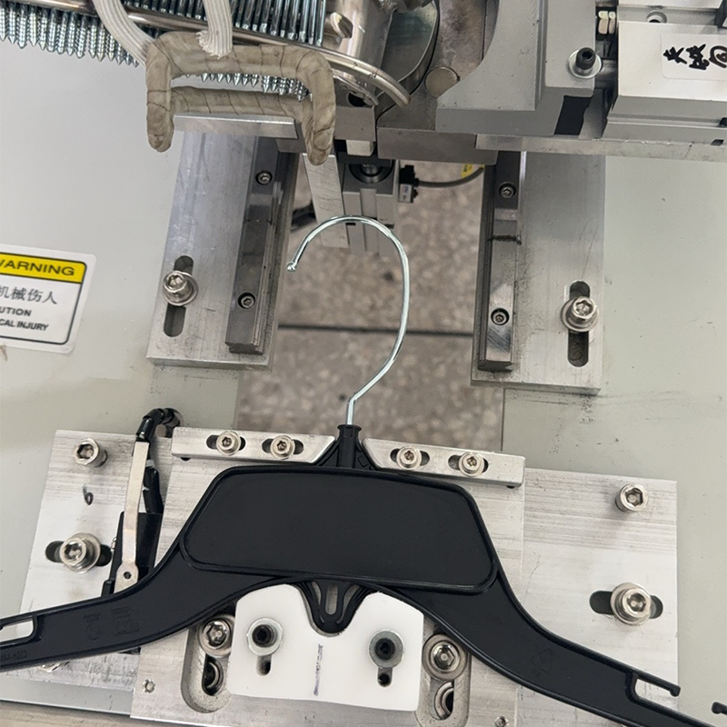 Máquina para fabricar ganchos de plástico