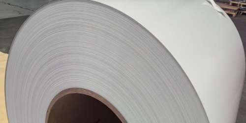 Processus de production de tôles à revêtement uni blanc et de couleur unie