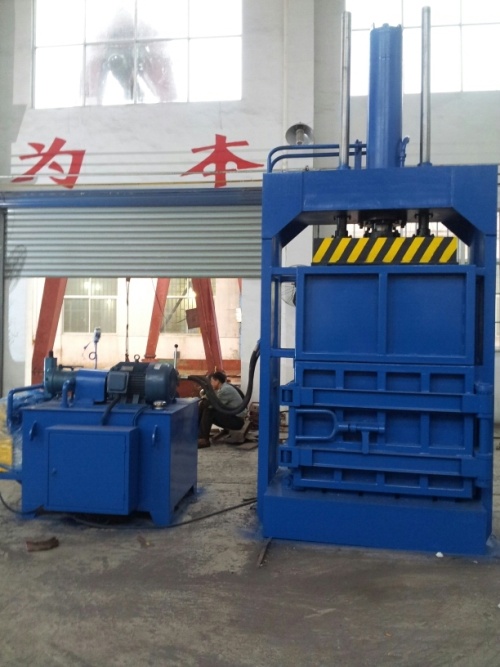 Altos custos de transporte para PET e OCC no Quênia? Uma enfardadeira vertical de 63 toneladas oferece uma solução mais inteligente