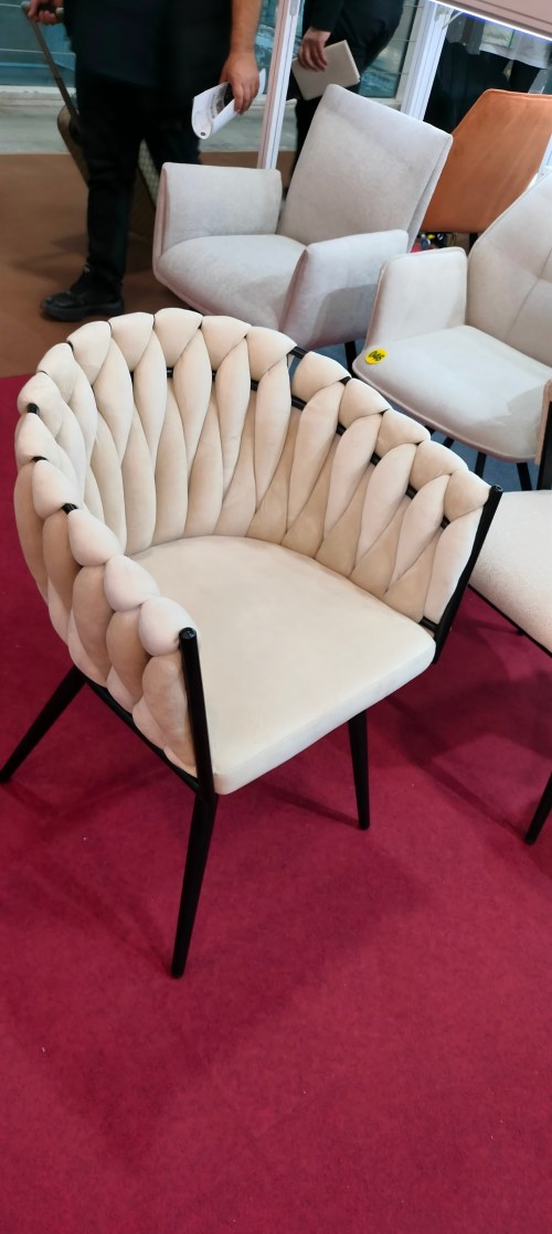 Nossas cadeiras de tecido feito à mão: estilo, conforto e personalização