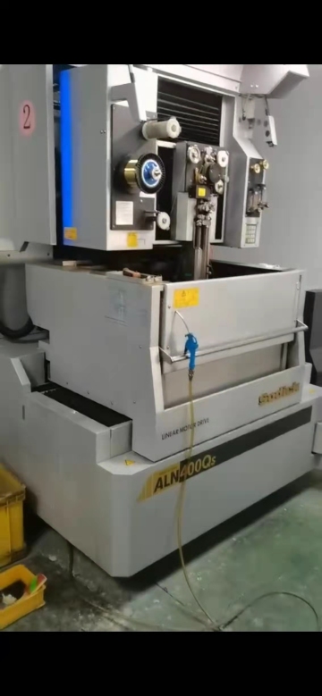 Workpiece slow thread cutting