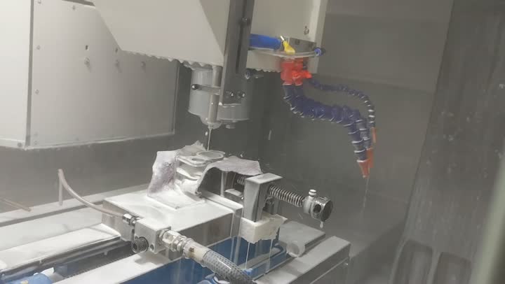 高圧ウォーターノズルは、部品を自動化するために工作機械の紡錘と組み合わせて使用​​されます。