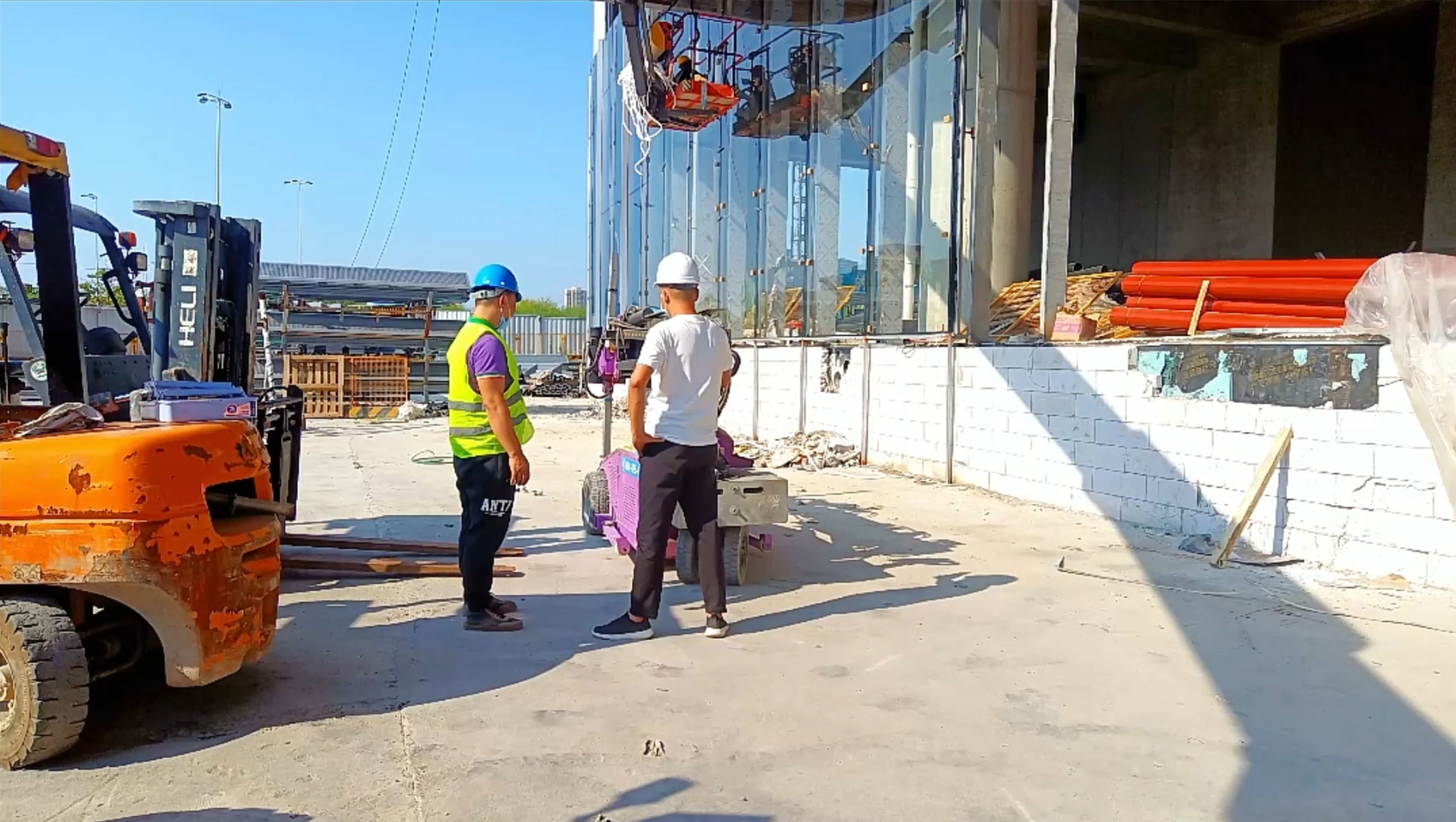 Demonstration in outindoor glass installation