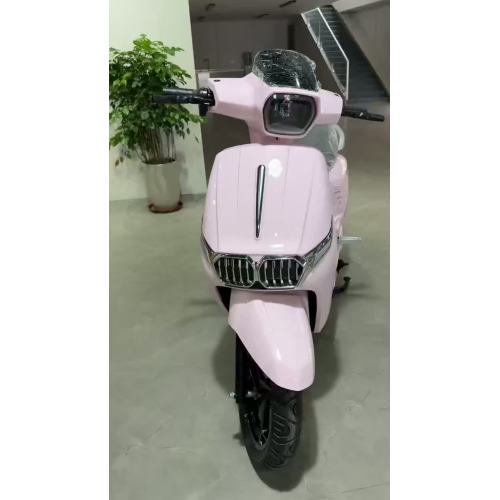 scooter eléctrico de color rosa
