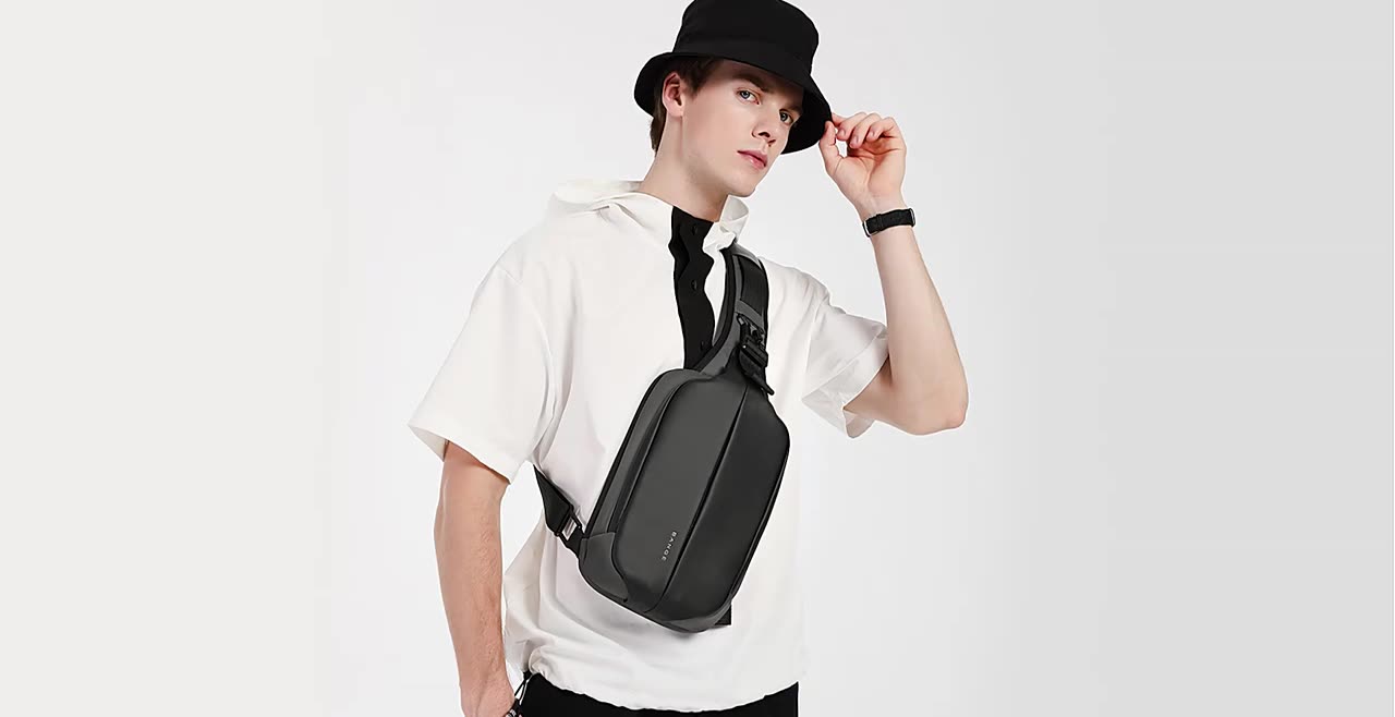 Custom New Fashion Anti Theft Waterproof Oxford Fabric Shoulder Chest Bag With USB Sling Bags For Men Women1