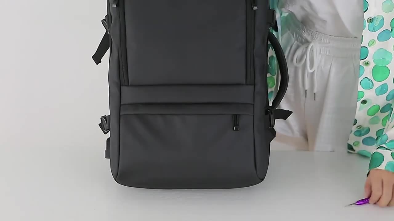 2022 Manufacturer Expandable package body With charging port Honeycomb back cushion waterproof Computer backpack1