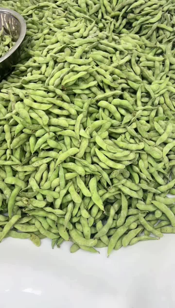 Frijoles verdes que pesan la línea de producción