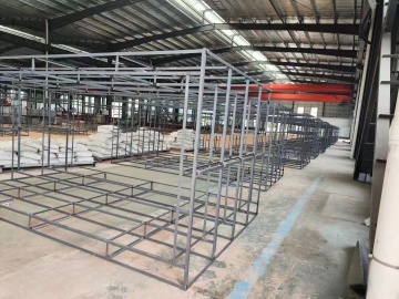 De la mano con los clientes de Vietnam, cree un proyecto de alta calidad: nuestra empresa completó eficientemente el proyecto de instalación de línea de fluorocarbono de aluminio horizontal