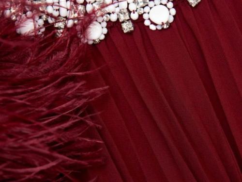 Hangzhou Meitong Garment Design Co Ltd, 글로벌 특별 행사 시장을 위한 버건디 시폰 깃털 미디 드레스 공개