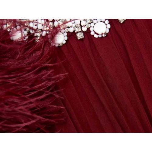 Hangzhou Meitong Garment Design Co Ltd, 글로벌 특별 행사 시장을 위한 버건디 시폰 깃털 미디 드레스 공개