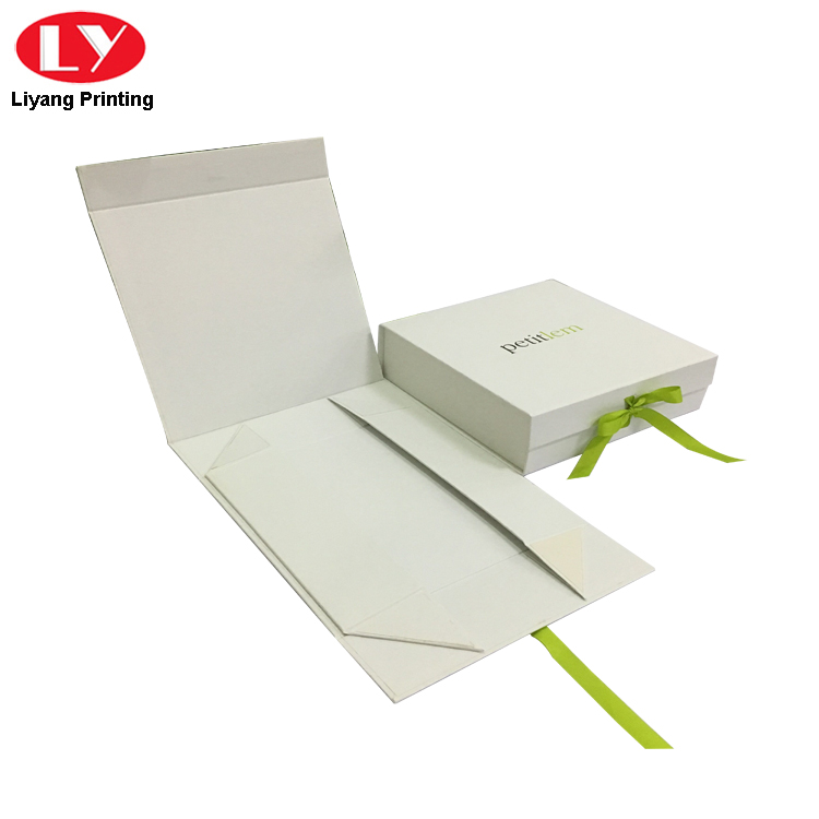 Magnetic folding box