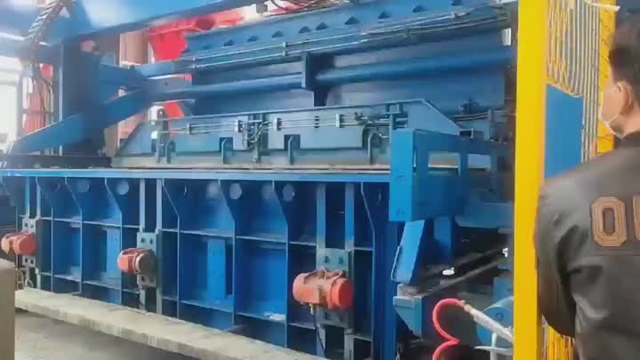 Máquina vertical para fabricar tubos de hormigón con sistema de giro de moldes