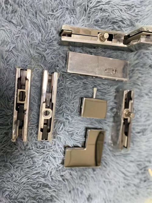 ¡No ignores las abrazaderas de las puertas! Acero inoxidable versus regular: ¿Cuál es la diferencia en durabilidad?